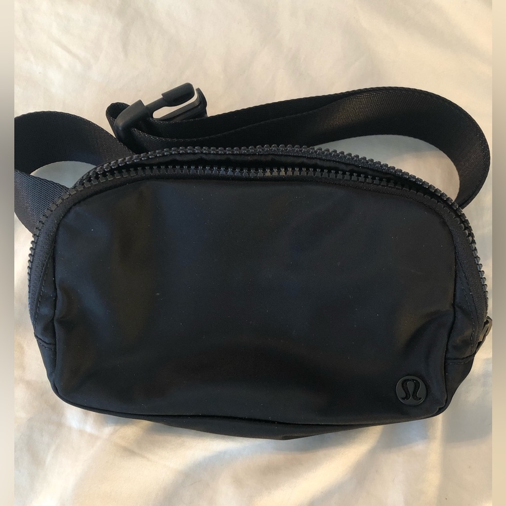 lululemon Everywhere Belt Bag